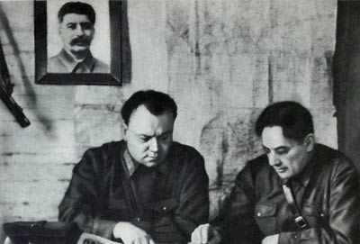 В. И. Козлов (справа) и секретарь Минского подпольного обкома КП(б)Б. И.А. Бельский в партизанской землянке