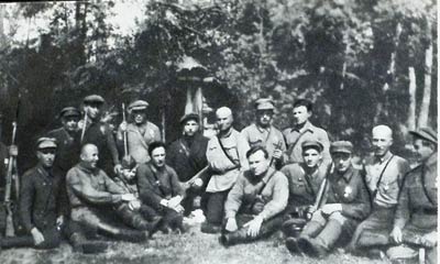 В.И. Козлов (в центре) в штабе партизанского соединения Минской области