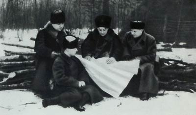 В.И. Козлов (в центре), др. командиры во время проведения партизанского рейда