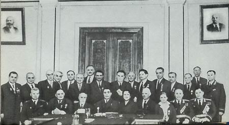  В.И. Козлов (в 1-м ряду 2-й слева) в числе награжденных после вручения им наград Л. И. Брежневым