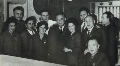 В.И. Козлов (в центре) среди партизан-москвичей