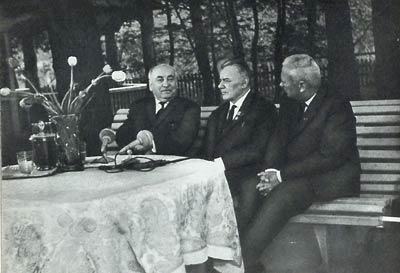 Участники партизанского движения: В.И. Козлов (в центре), П.К. Пономаренко (слева), И.Е. Поляков вспоминают о войне