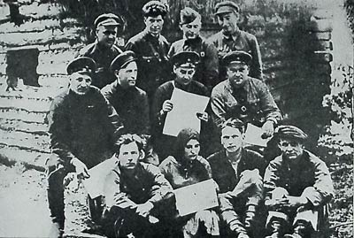 К.Т. Мазуров (в 3-м ряду 2-й справа) в группе с организаторами и руководителями партизанского и подпольного движения в Минской области и на Полесье