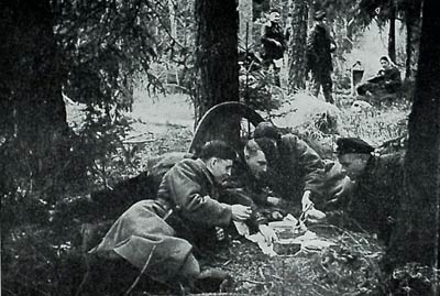 К.Т. Мазуров (1-й слева) среди партизан бригады имени В.П. Чкалова