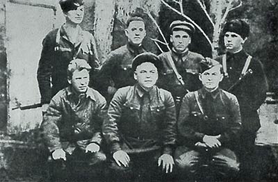 К.Т. Мазуров (в 1-м ряду справа) и руководители партизанского и подпольного движения Брестской области
