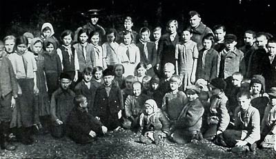 К.Т. Мазуров (на 2-м плане справа) и инструктор ЦК ЛКСМБ Н.И. Симонов (слева)