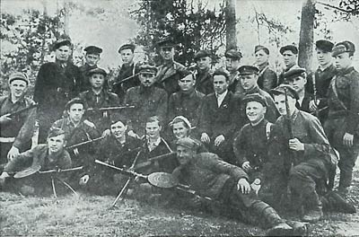 К.Т. Мазуров (в центре) и руководители партизанского и подпольного движения в Минской области и на Полесье