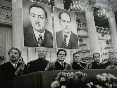 В.И. Козлов (3-й справа) в группе с писателем П. Бровкой и др.