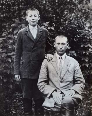 Петр Машеров (слева) с братом Павлом