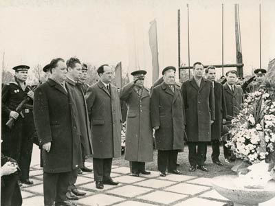 В.И. Козлов (5-й справа), др. партийные и государственные деятели во время пребывания в Брестской крепости