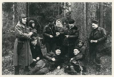 К.Т. Мазуров (слева) с группой партизан 64-й бригады имени Чкалова