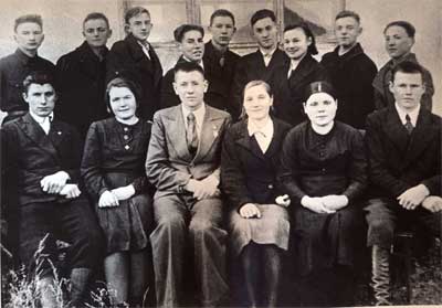 Петр Машеров (в 1-м ряду в центре) среди студентов Витебского педагогического института им. С.М. Кирова