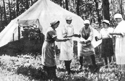 Медицинские работники перед операцией в партизанском госпитале