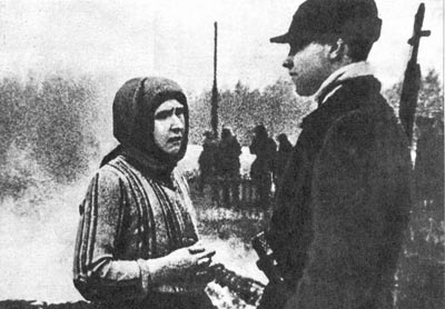 Мать провожает сына-партизана на боевую операцию