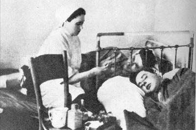 Фельдшер партизанской бригады имени И.В. Сталина Г.Д. Шеремет ухаживает за ранеными