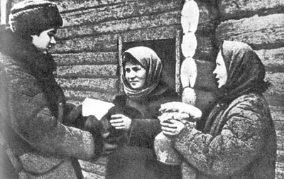 Крестьянки передают продукты для раненых партизан