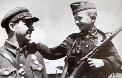 Командир партизанского отряда “За Советскую Белоруссию” А.И. Волынец и его сын Коля