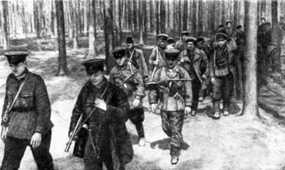Партизаны 2-го отряда Чашникской бригады “Дубова” идут на очередную операцию по разгрому фашистов