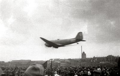 Приветствие партизан Беларуси советской авиацией в день парада, посвященного освобождению г. Минска