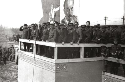 Руководители партизанского и подпольного движения Беларуси и представители Красной Армии на трибуне во время парада