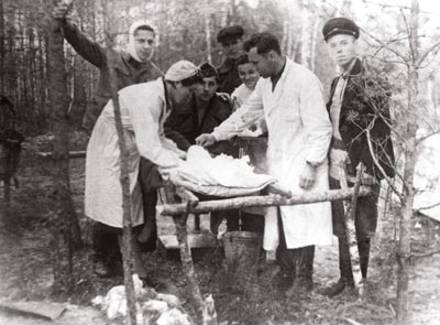 Оказание медицинской помощи раненому в полевом лазарете партизанского отряда имени Н.Т. Шиша бригады имени В.М. Молотова