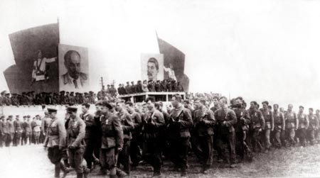 Колонна партизан проходит перед трибуной во время парада, посвященного освобождению г. Минска