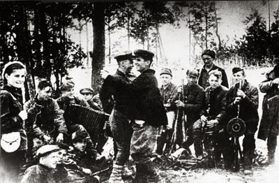 Партизаны отряда имени Н.Ф. Гастелло на привале в районе д. Репино после боевой операции