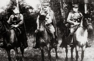 К.Т. Мазуров (слева), командир партизанского отряда имени Н.Ф. Гастелло К.Ф. Пущин  и др.