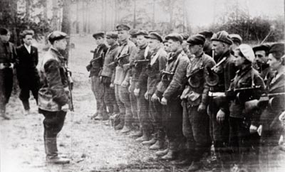 Подрывная группа партизанского отряда имени Н.Ф. Гастелло под командованием В.М. Якименко перед выходом на боевое задание