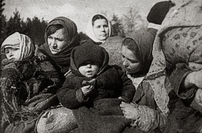 Воспитательница Полоцкого детского дома В. Латко со спасенными партизанами детьми