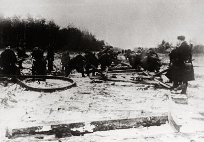 Партизаны 1-й Бобруйской бригады разбирают железнодорожное полотно в ходе операции “Рельсовая война”