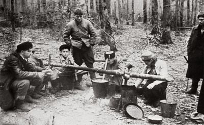 Приготовление пищи в партизанском отряде имени А.С. Шашуры 161-й бригады имени Г.И. Котовского