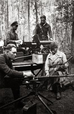 Партизаны отряда имени М.Н. Чернака бригады имени И.В. Сталина чистят оружие перед боевой операцией