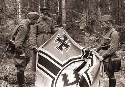 Воины Западного фронта со знаменем 17-й немецкой механизированной дивизии, разгромленной в боях под Ельней