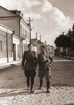 Офицеры Красной Армии на одной из улиц г. Гродно в день его освобождения