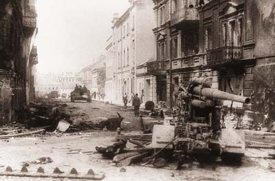 Вид одной из улиц Вильнюса в день освобождения города