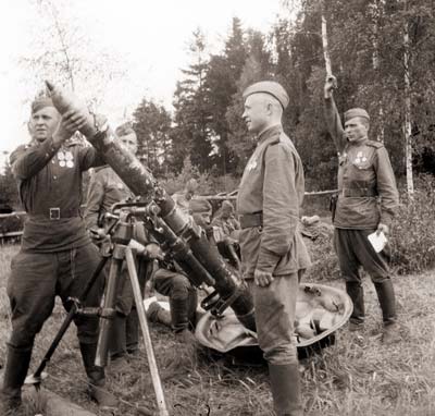 Расчет 85-мм миномета 544-го стрелкового полка 152-й стрелковой дивизии в наступлении на г. Берлин