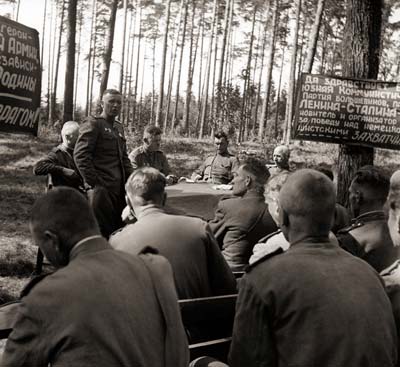 Собрание коммунистов 544-го стрелкового полка 152-й стрелковой дивизии перед наступлением на г Берлин