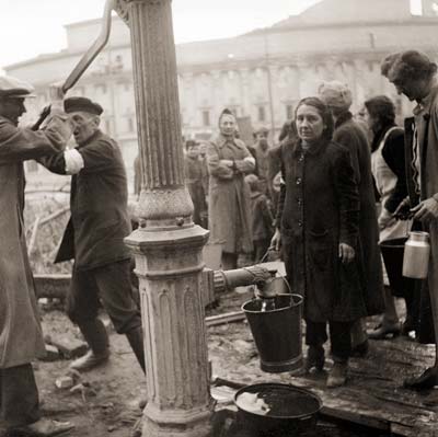 Жители Берлина, вышедшие из подвалов-бомбоубежищ за водой