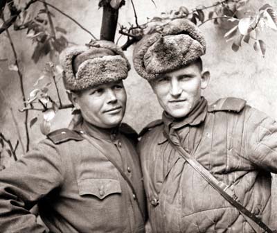 А.М. Богомолов (справа) и мл. лейтенант Хабибулин в Берлине