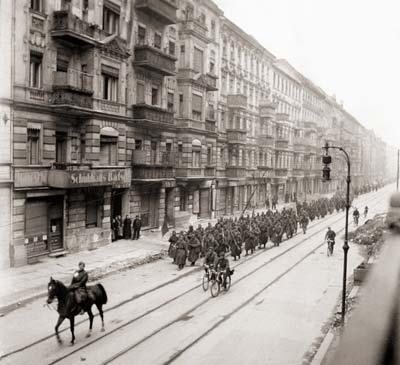 544-й стрелковый полк 152-й стрелковой дивизии выходит из Берлина