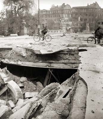 Вид на разрушенное Берлинское метро