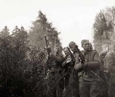 Разведчики 544-го стрелкового полка 152-й стрелковой дивизии салютуют Победе