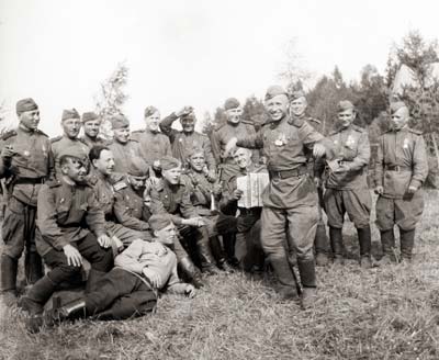 Артиллеристы 544-го стрелкового полка 152-й стрелковой дивизии празднуют Побед