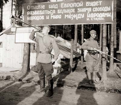Побудка в 544-м стрелковом полку 152-й стрелковой дивизии в лагере под г. Яблунцом