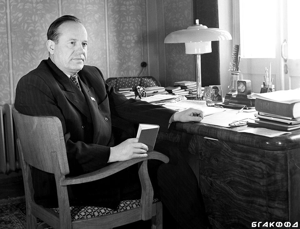 Белорусский поэт, лауреат Государственной премии СССР П.У.Бровка в кабинете за рабочим столом