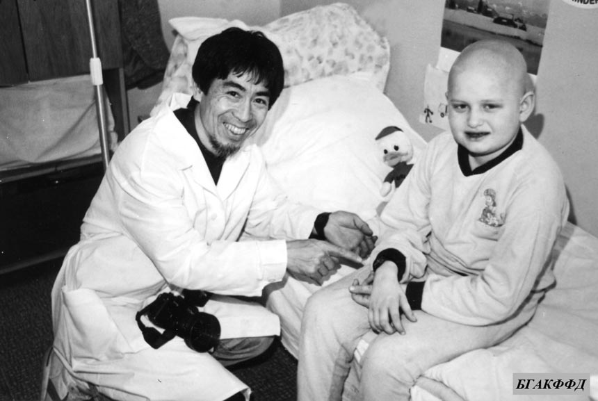 Президент японского фонда помощи пострадавшим от аварии на ЧАЭС Кзидзи Оотомо (Япония) с одним из пациентов Республиканского детского гематологического центра в г. Минске