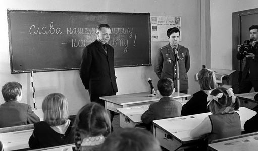 П.И. Климук на своей родине в д. Комаровка Брестского р-на во время выступления в школе