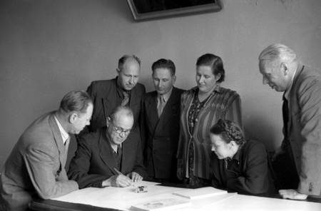 К.Крапива подписывается на государственный заем развития народного хозяйства СССР