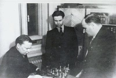 А. Куляшоў, І. Шахавец і Янка Шарахоўскі за шахматнай дошкай
